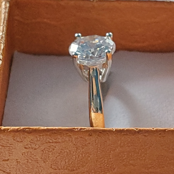Zirconia ring, size 4. New in Box. 18k white gold plated. - Picture 3 of 4